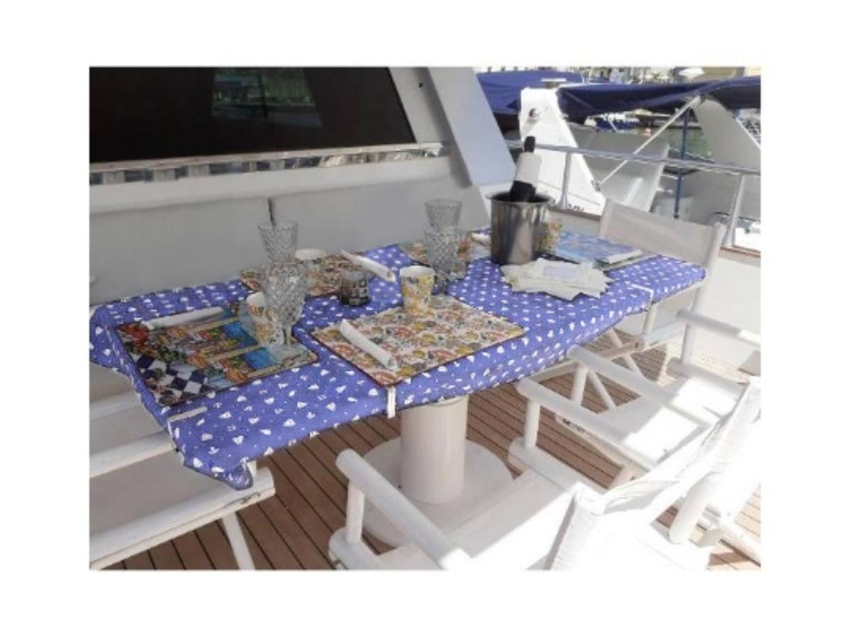 Готель Boat & Breakfast Lucretia, Luxury Yacht Арбатакс Екстер'єр фото