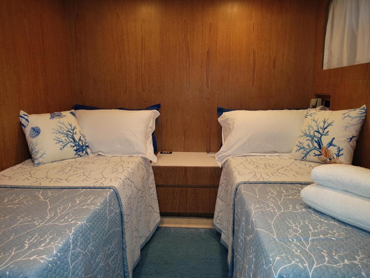 Готель Boat & Breakfast Lucretia, Luxury Yacht Арбатакс Екстер'єр фото