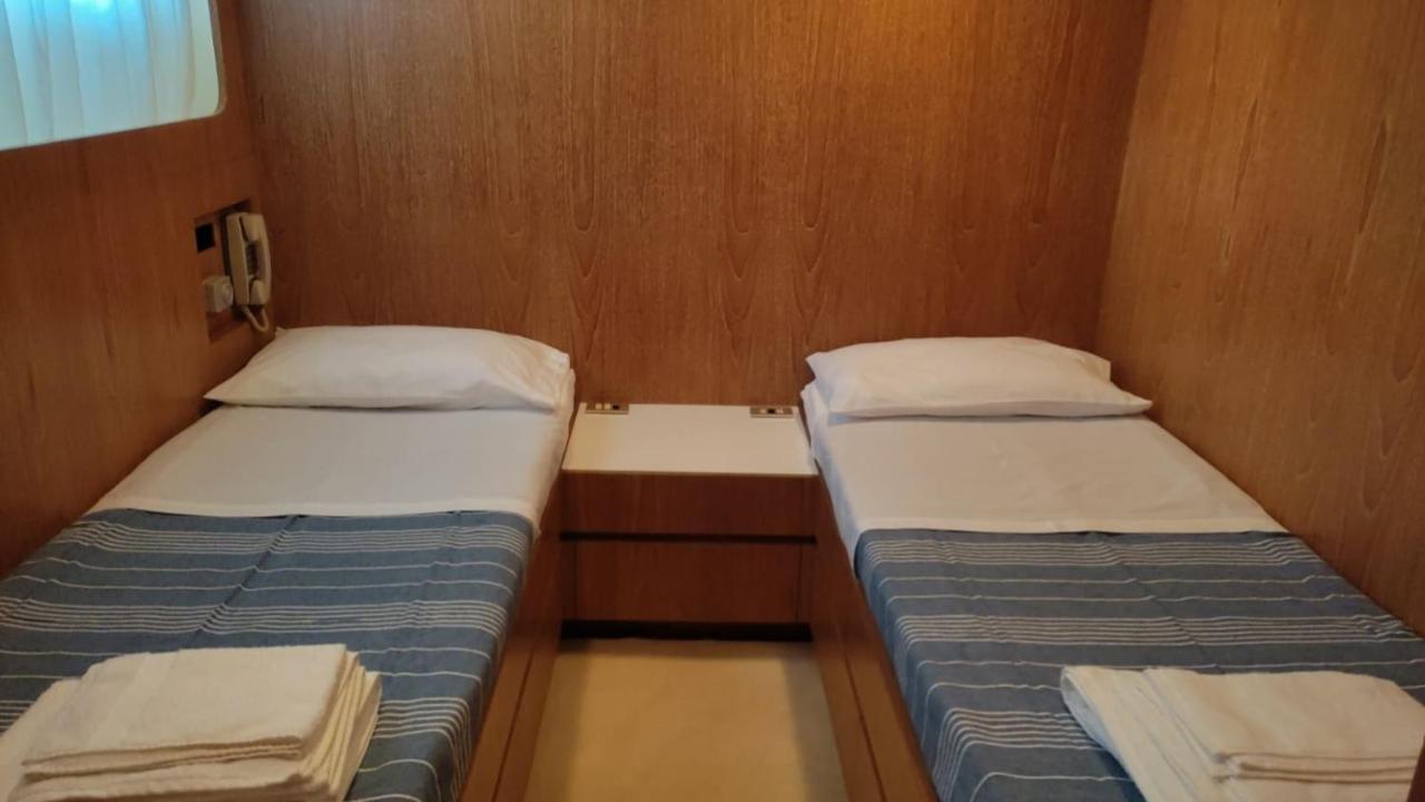 Готель Boat & Breakfast Lucretia, Luxury Yacht Арбатакс Екстер'єр фото