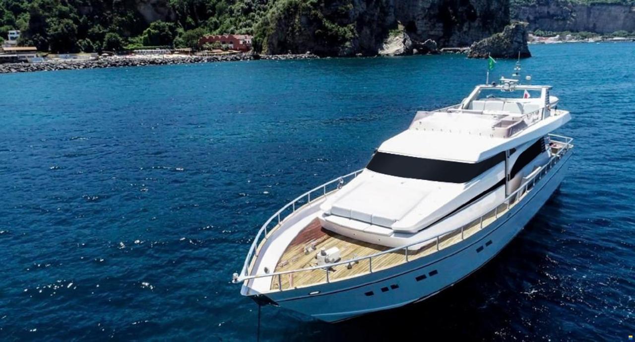 Готель Boat & Breakfast Lucretia, Luxury Yacht Арбатакс Екстер'єр фото