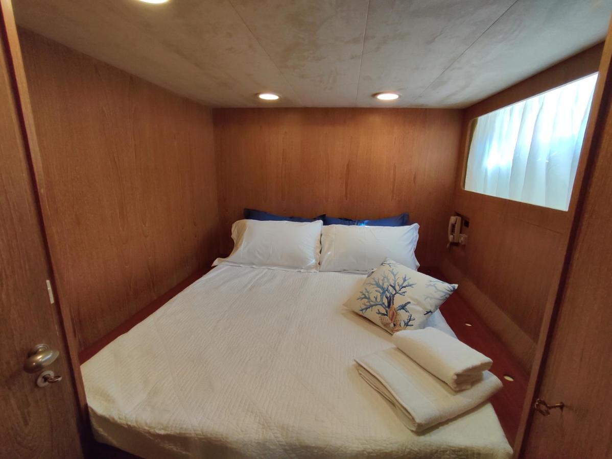 Готель Boat & Breakfast Lucretia, Luxury Yacht Арбатакс Екстер'єр фото