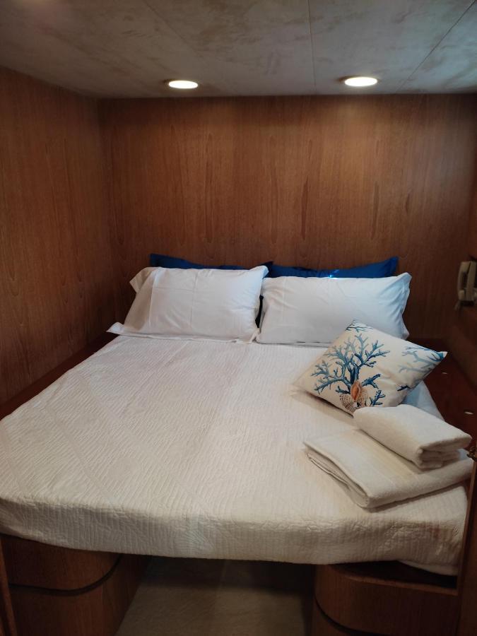Готель Boat & Breakfast Lucretia, Luxury Yacht Арбатакс Екстер'єр фото