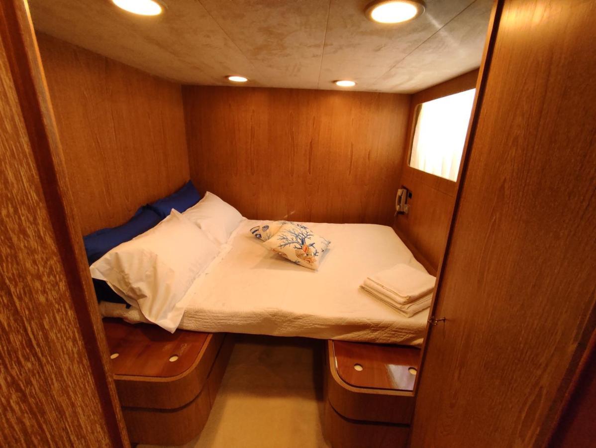 Готель Boat & Breakfast Lucretia, Luxury Yacht Арбатакс Екстер'єр фото